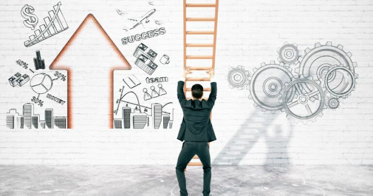 uomo di fronte a scala career coach