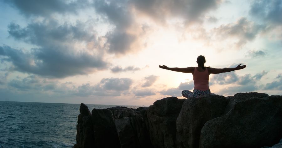 uomo su scogliera life coaching
